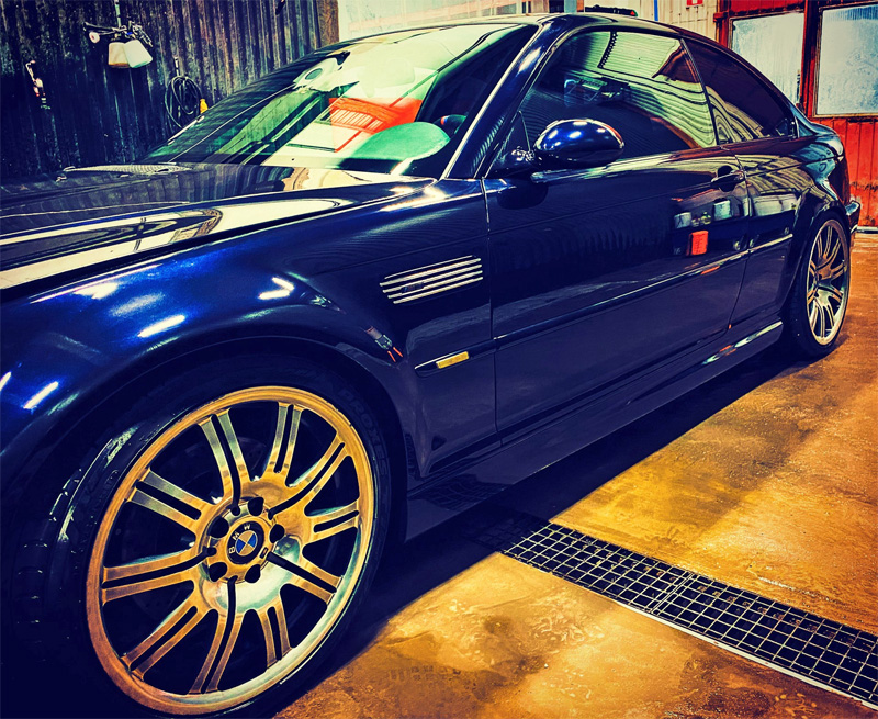 Mörkblå metallic BMW M3 Coupé E46 stulen på Östermalm, Stockholm