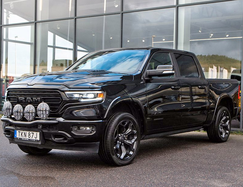 Svart RAM 1500 Crew Cab Limited Night Edition stulen i Märsta norr om Stockholm