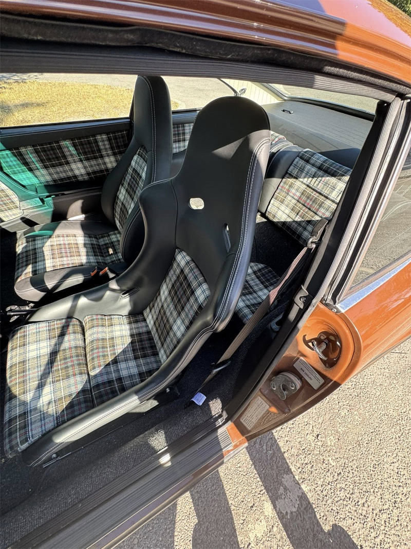 Renoverad och ombyggd brun Porsche 911 S stulen på Djurgården i Stockholm