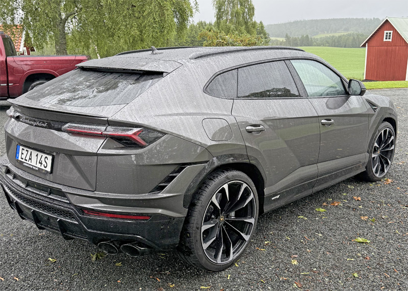 Grå metallic Lamborghini Urus S stulen i Habo nordväst om Jönköping
