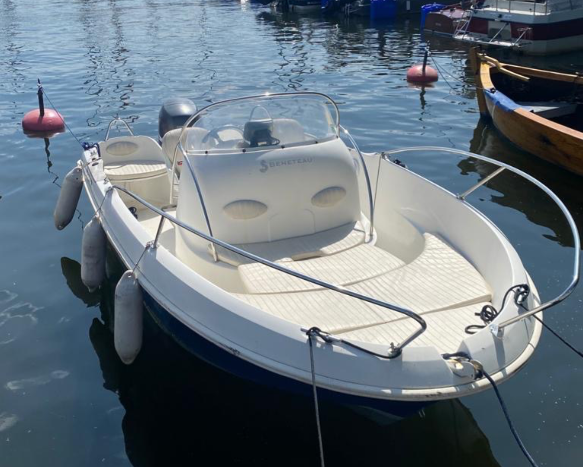 Beneteau Flyer 550 med 100 Hk Yamaha stulen i centrala Stockholm