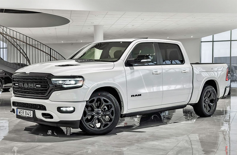 Vit RAM 1500 Crew Cab Limited Night Edition stulen sydväst om Örkelljunga