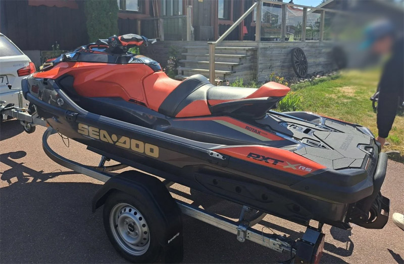 Vattenskoter Sea Doo RXT-X 300 RS lastad på trailer stulen i Falun