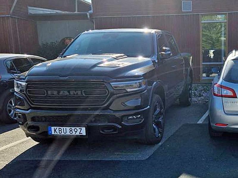 Svart RAM 1500 Limited Crew Cab stulen vid Simsjön, Skövde