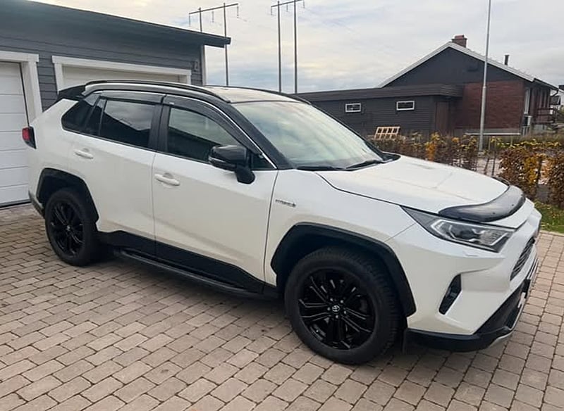 Vit med svart tak Toyota RAV4 Hybrid AWD "Style" stulen i Lidköping