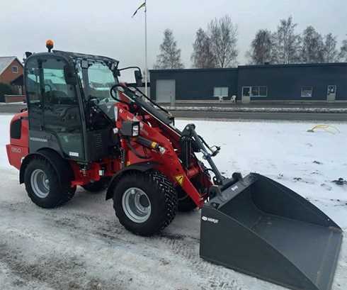 Röd hjullastare Weidemann 1350 CX45 stulen i Helsingborg
