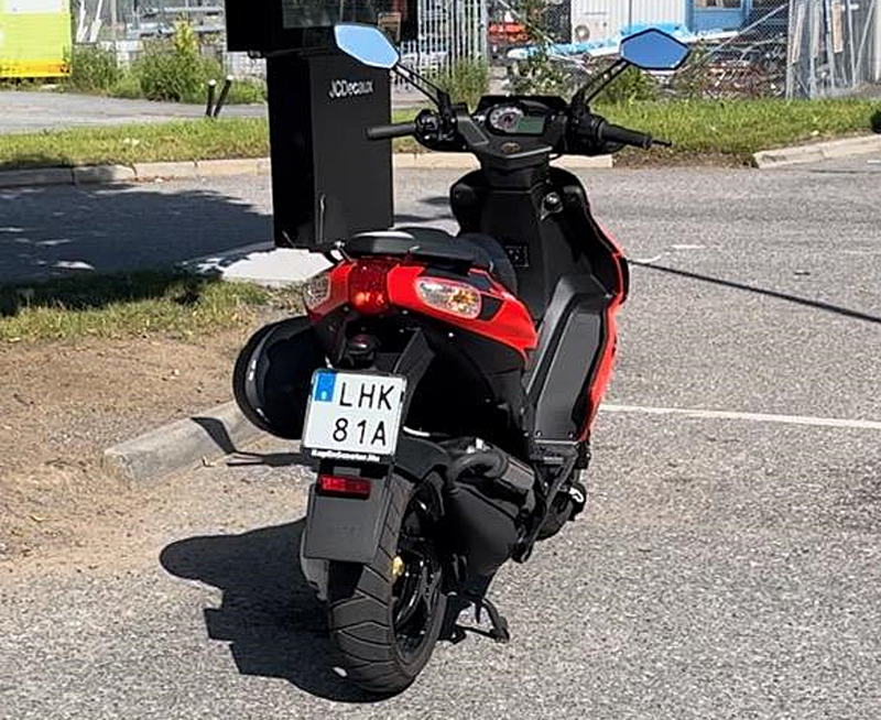 Röd Aprilia SR 50 stulen i Saltsjö Boo utanför Stockholm