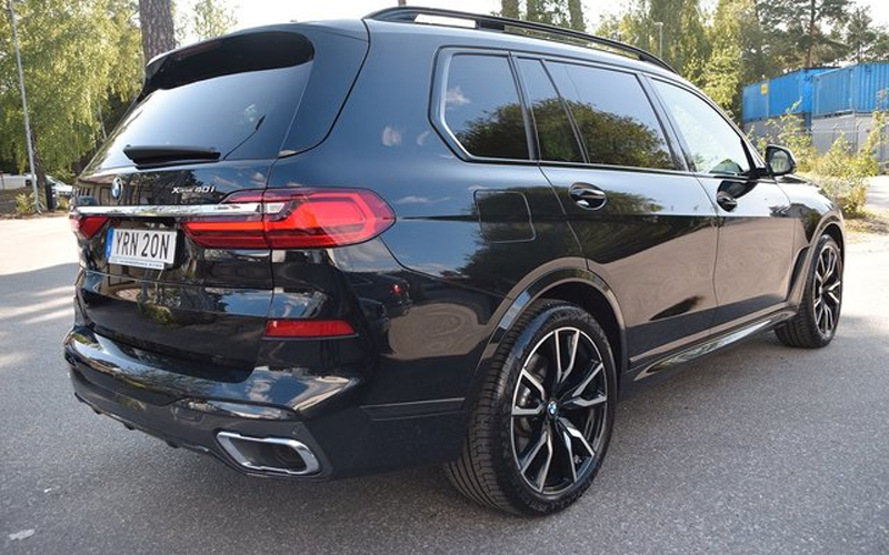 Svart BMW X7 Xdrive 40i stulen i Åkersberga norr om Stockholm