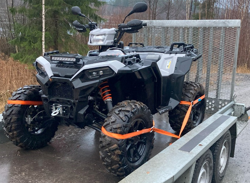 Grå fyrhjuling Polaris Sportsman XP 1000 S stulen utanför Härryda