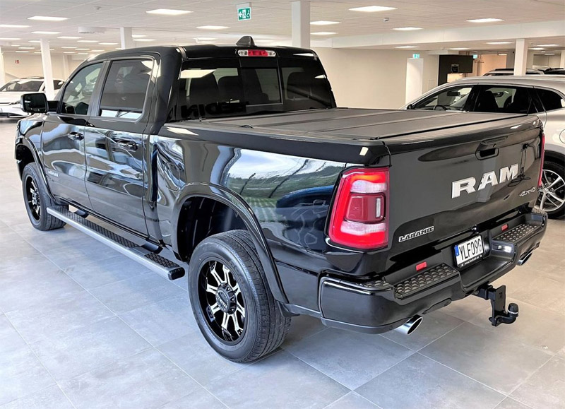 Svart RAM 1500 Laramie Crew Cab stulen i Vretstorp mellan Hallsberg och Laxå