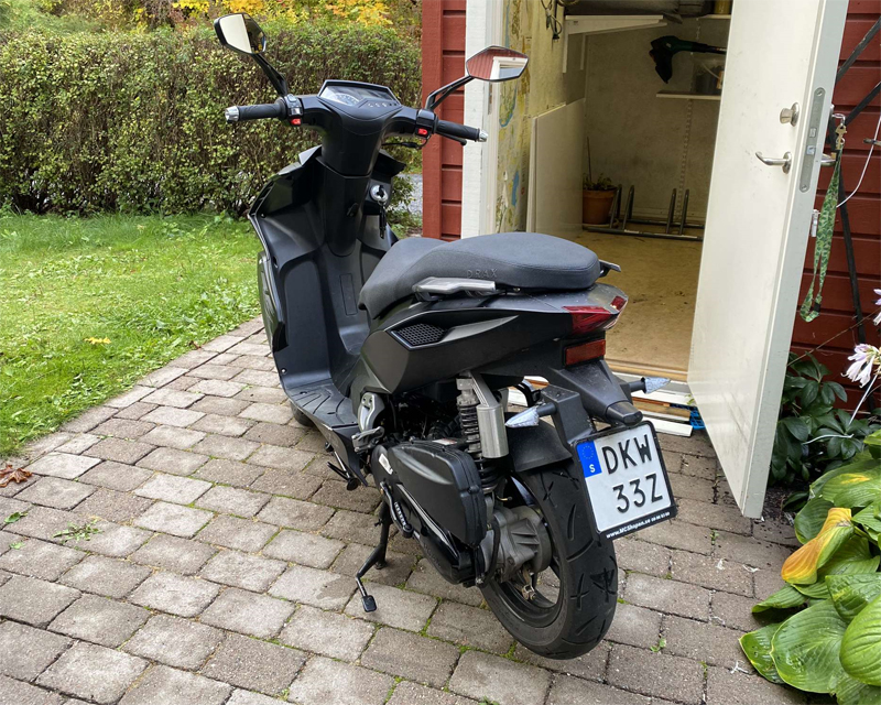 Svart moped Drax Rough stulen i Sollentuna