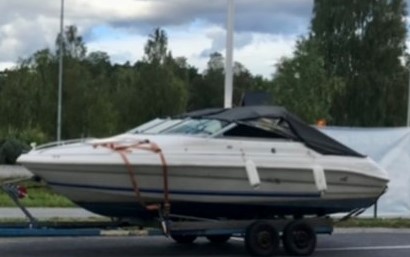 Sea Ray Overnighter 200 stulen på trailer i centrala Västerås 