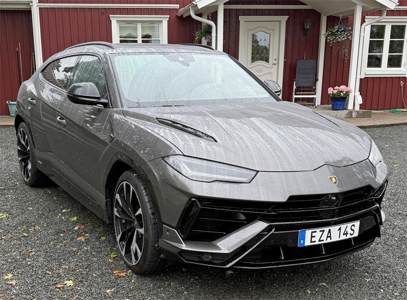 Grå metallic Lamborghini Urus S stulen i Habo nordväst om Jönköping