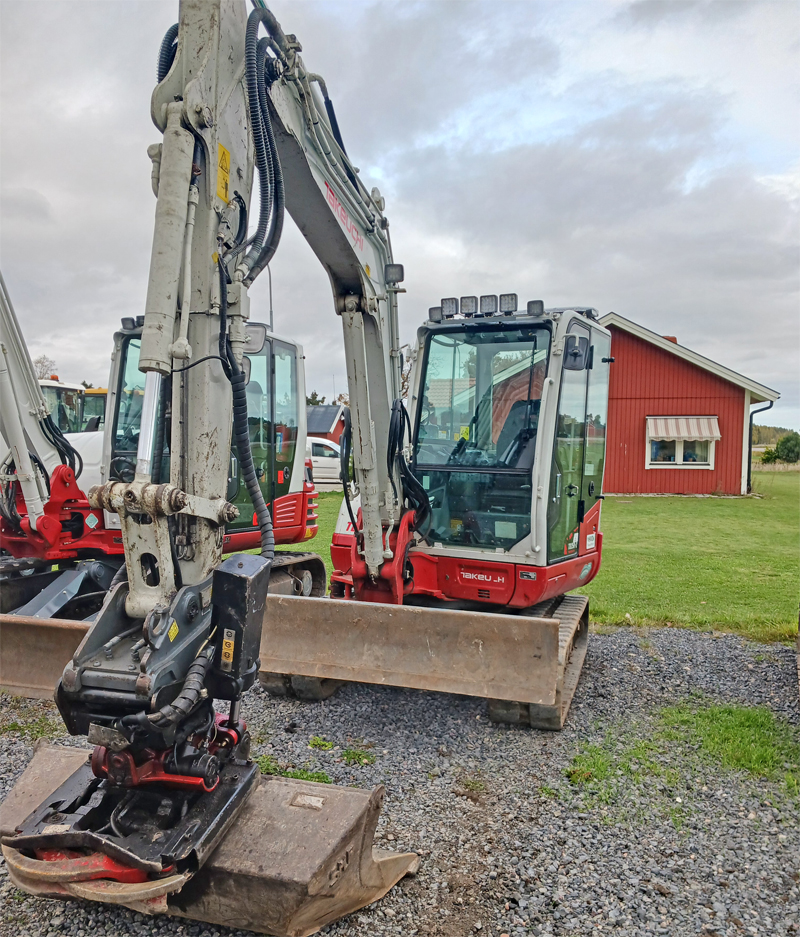 Röd-Grå bandburen grävmaskin Takeuchi TB250-2 stulen i Alingsås