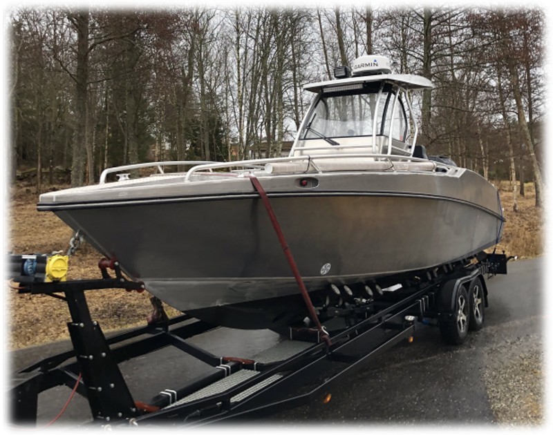Aluminiumbåt Kaasboll 760 HT med 300 hk Mercury stulen på tysk trailer i Tanumshede, Göteborg. Vid stölden stals även en Traktor MF 390.