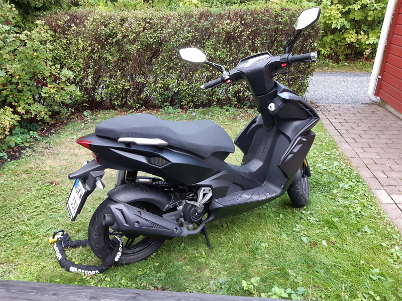 Svart moped Drax Rough stulen i Sollentuna