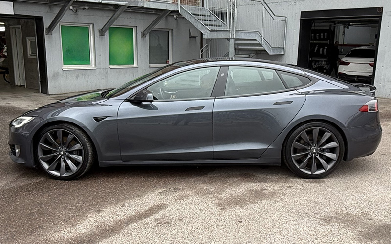 Grå metallic Tesla Model S Long Range Raven stulen i Vistaberg Huddinge