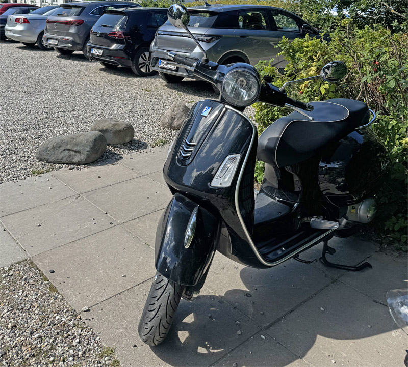 Svart Vespa GTS 300 stulen i Helsingborg