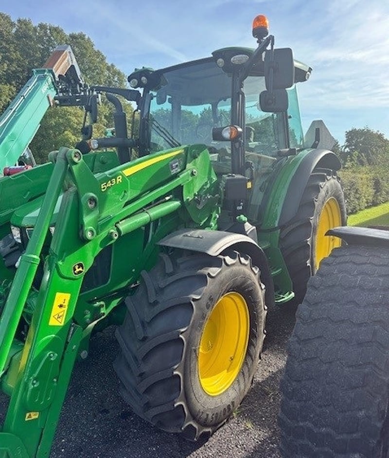 Grön jordbrukstraktor med frontlastare John Deere 5125R stulen i Kungälv