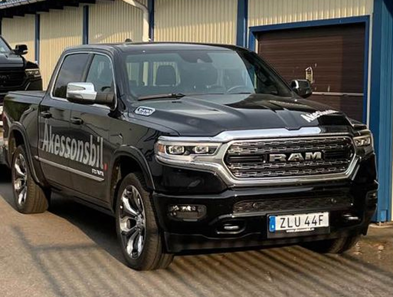 Svart RAM 1500 Crew Cab Limited stulen i Källby utanför Lidköping