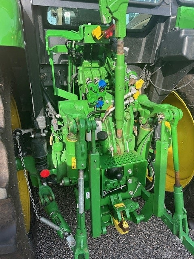 Grön jordbrukstraktor med frontlastare John Deere 5125R stulen i Kungälv