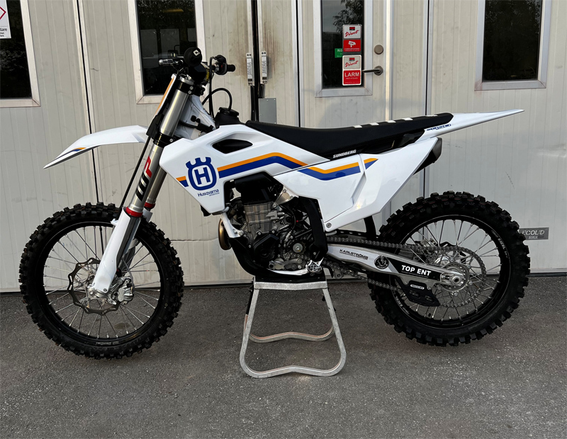 Två cross/ enduro motorcyklar Husqvarna FE 350 och Husqvarna FC 450 Heritage stulna utanför Fjärdhundra