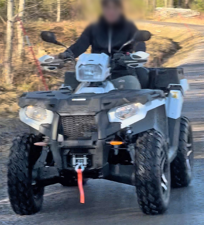 Vit fyrhjuling Polaris Sportsman X2 570 AWD stulen öster om Kumla