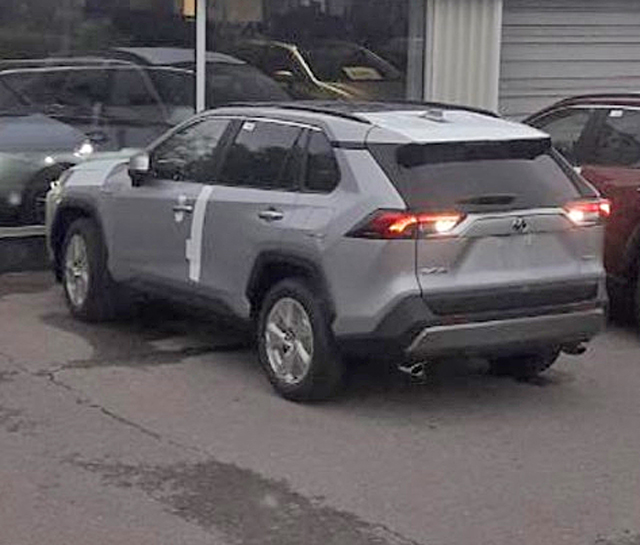 Silvermetallic Toyota RAV4 Hybrid AWD stulen i Åmål