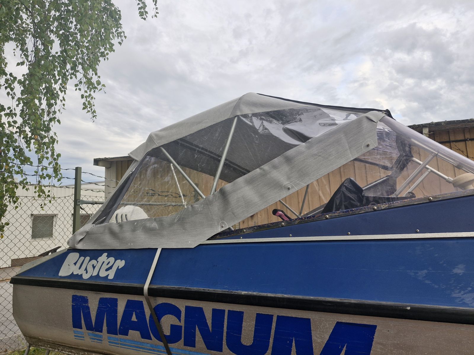 Buster Magnum med 115 Hk Johnsson stulen på trailer i Norrköping 