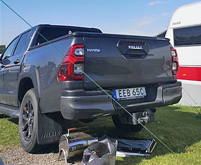 Mörkgrå metallic Toyota Hilux Crew Cab stulen i Degerfors