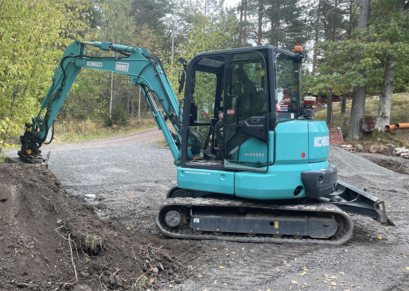 Bandburen grävmaskin Kobelco SK55SRX stulen på Värmdö utanför Stockholm