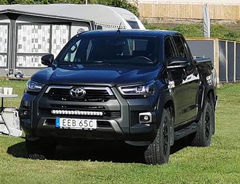 Mörkgrå metallic Toyota Hilux Crew Cab stulen i Degerfors