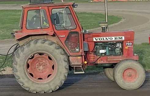 Röd Volvo BM T 700 stulen på Grevby Motorstadion, Mariestad
