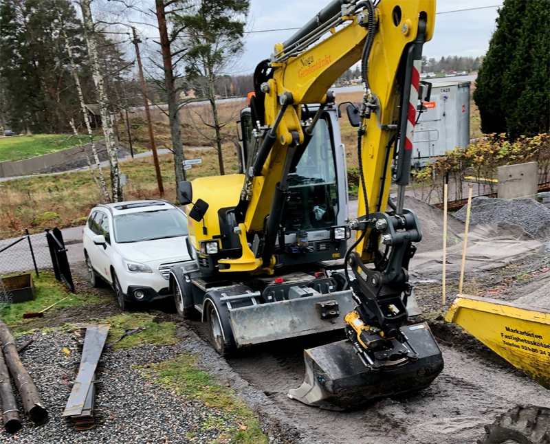 Gul hjulburen grävmaskin med röd redskapskärra, Wacker Neuson EW65 stulen i Torshälla