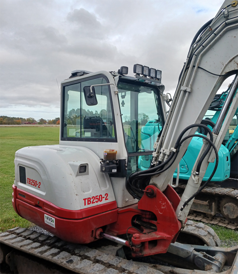 Röd-Grå bandburen grävmaskin Takeuchi TB250-2 stulen i Alingsås