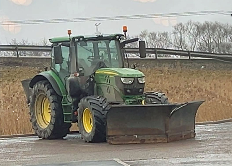 Grön traktor John Deere 6130R med orange Trejon vikplog stulen väster om Åby