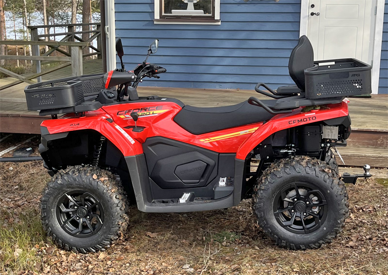 Röd fyrhjuling CFMoto CForce 520L stulen öster om Södertälje