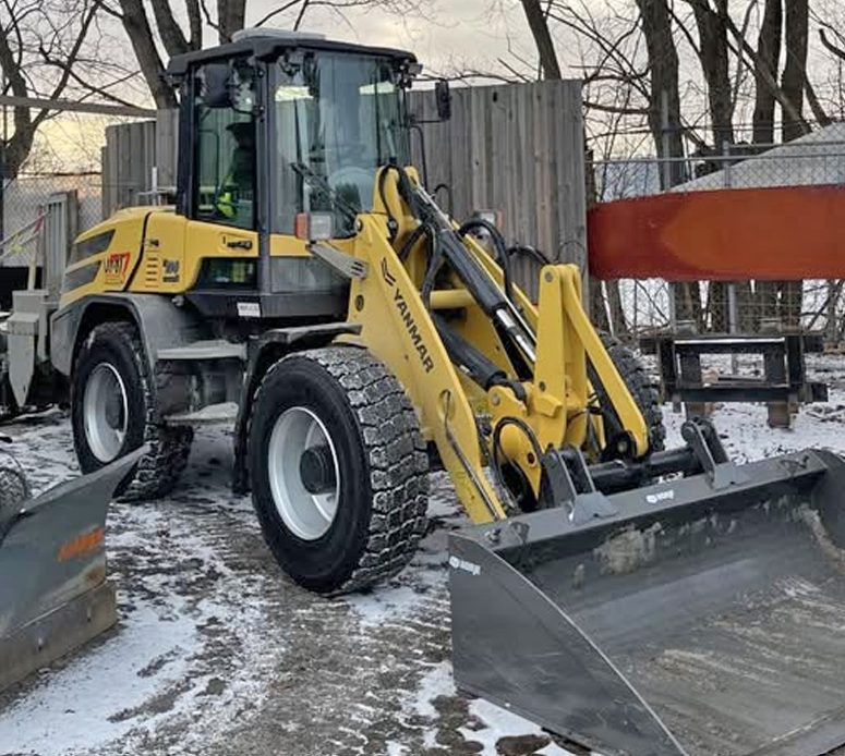 Gul hjullastare Yanmar V100 stulen i Farsta, Stockholm