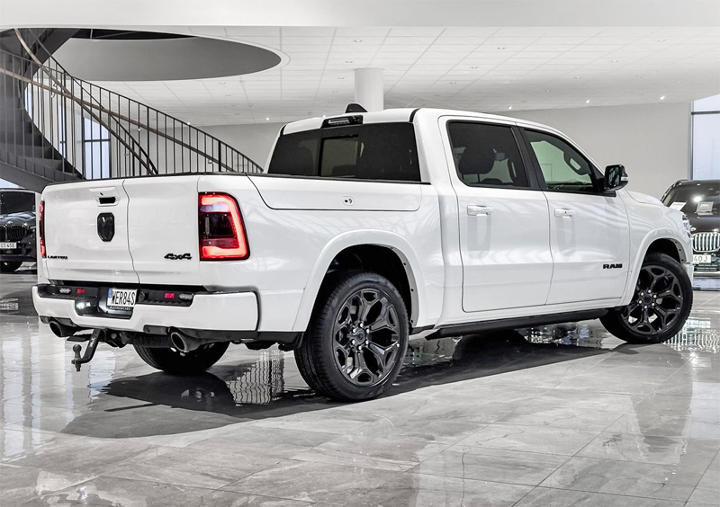 Vit RAM 1500 Crew Cab Limited Night Edition stulen sydväst om Örkelljunga