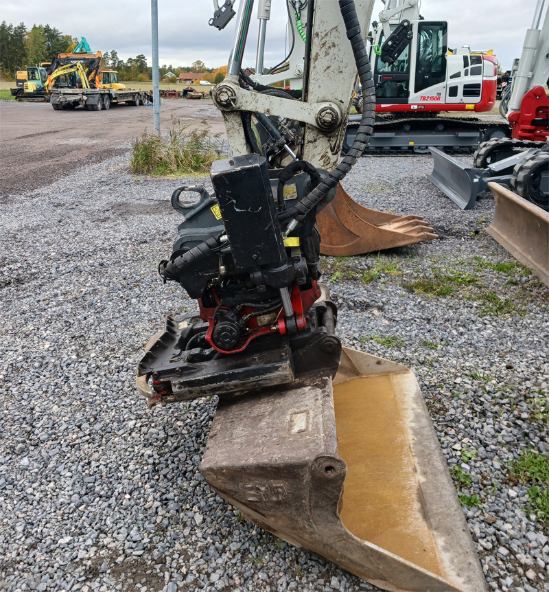 Röd-Grå bandburen grävmaskin Takeuchi TB250-2 stulen i Alingsås
