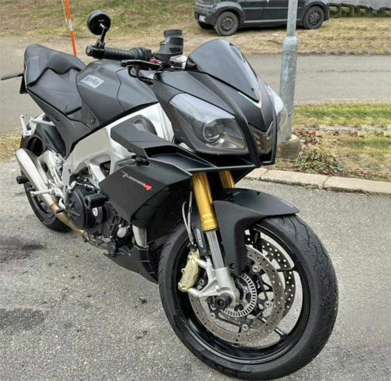 Svart Aprilia Tuono V4R stulen i Nyköping