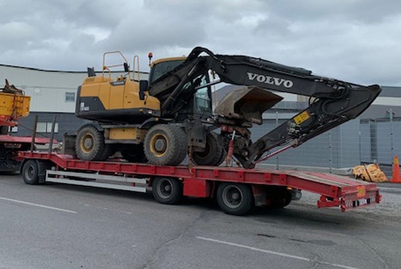 Treaxlad maskintrailer stulen i Länna industriområde, Huddinge