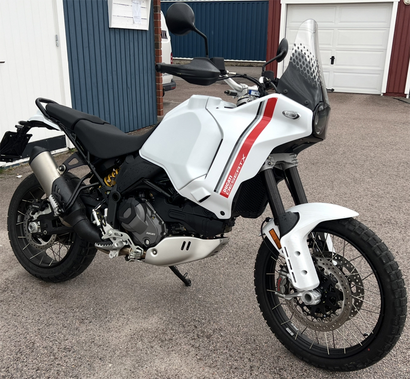 Vit Ducati Desert X stulen i Gråbo nordost om Göteborg