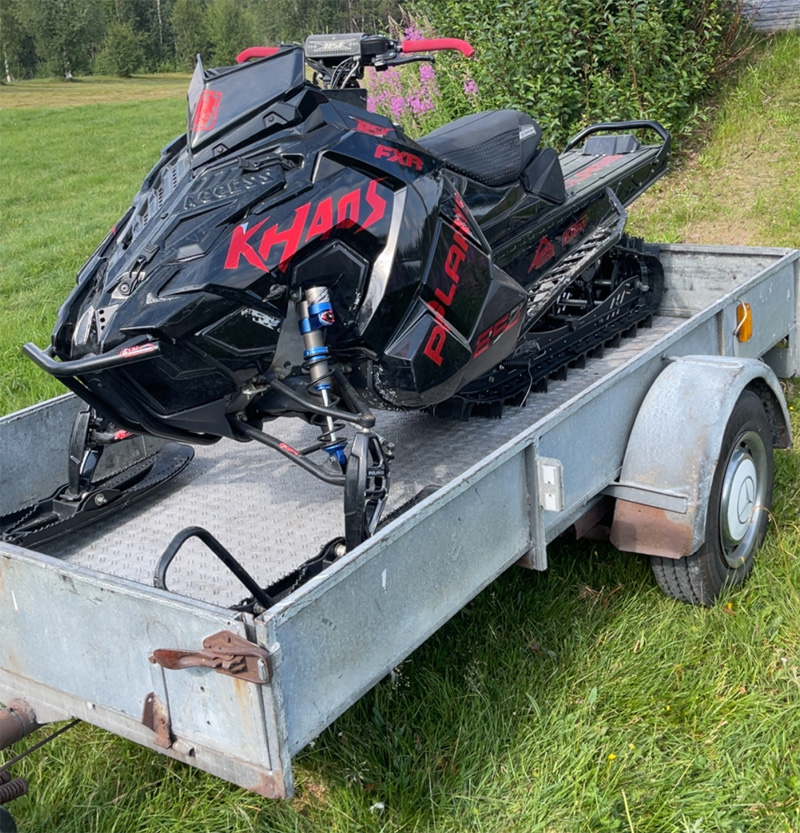 Svart snöskoter Polaris 850 RMK Khaos stulen i Idre 