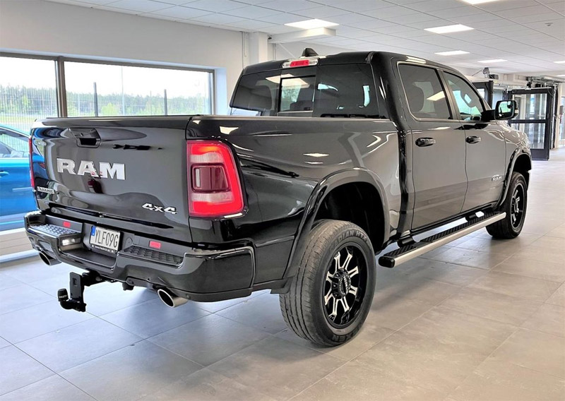 Svart RAM 1500 Laramie Crew Cab stulen i Vretstorp mellan Hallsberg och Laxå