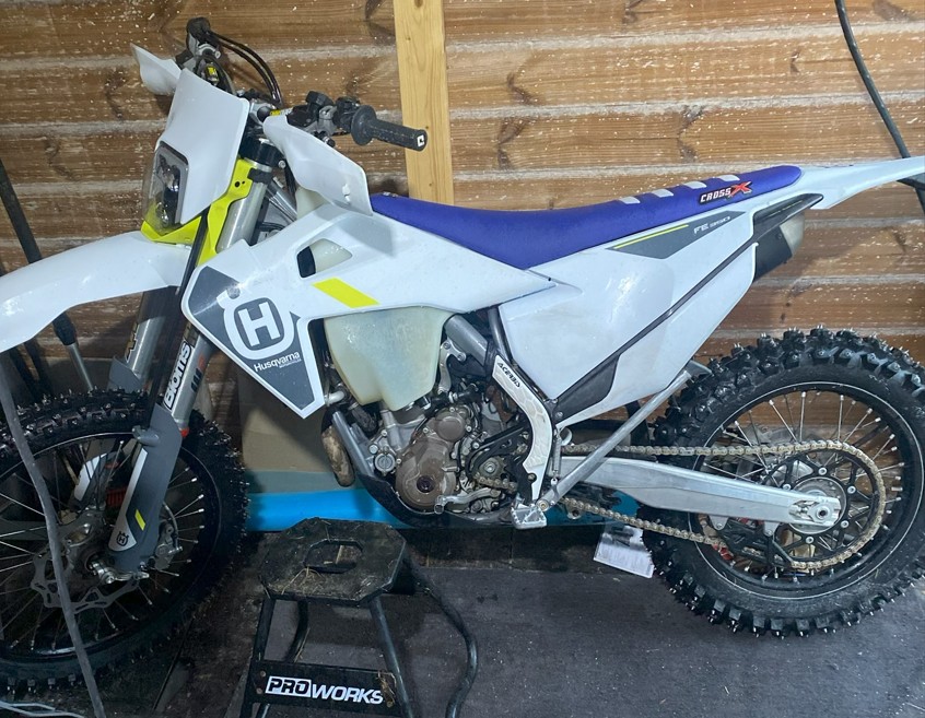 Vit cross motorcykel Husqvarna FE 350 stulen i Gottröra