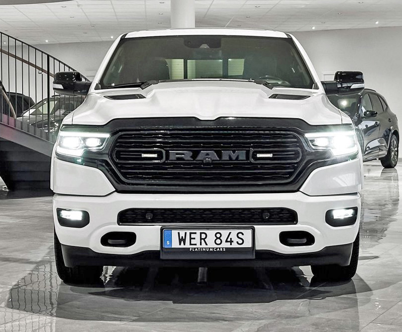 Vit RAM 1500 Crew Cab Limited Night Edition stulen sydväst om Örkelljunga