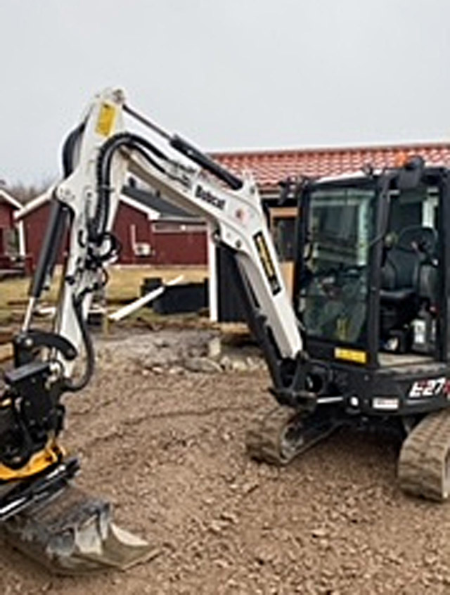 Grå Ford Ranger Raptor och släp lastat med minigrävare Bobcat E27-Z stulet i Nykvarn utanför Södertälje