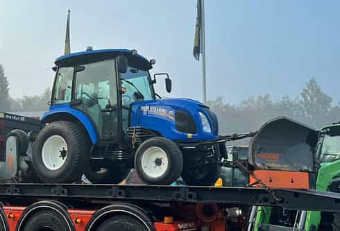 Blå traktor New Holland Boomer 50 med sandspridare och vikplog, stulen/ bedrägeri, Horred.