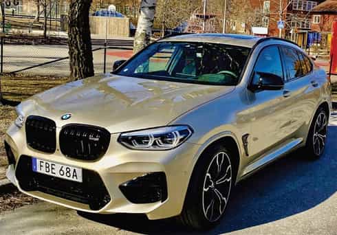 Ljusgrå metallic BMW X4 M Competition stulen i Vintertullen, Stockholm